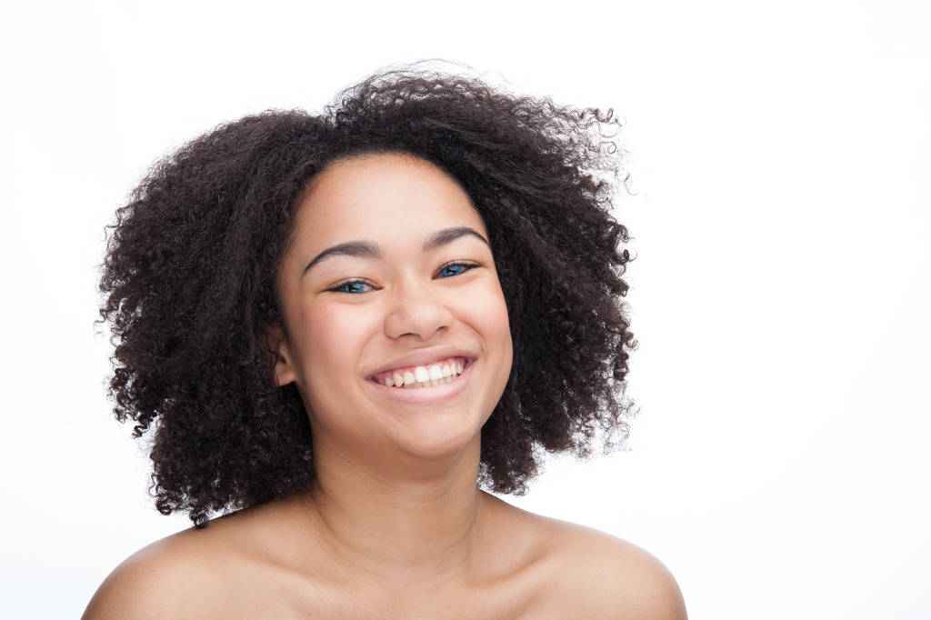 Porträt eines lächelnden jungen schönen afrikanischen Teenagers, isoliert auf weißem Hintergrund - Foto, Bild