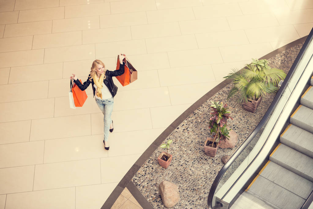 Venta y personas - mujer sonriente con bolsas de compras de colores, vista superior
 - Foto, imagen