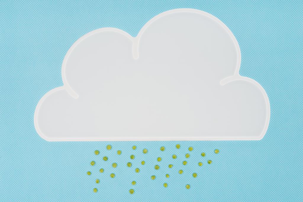 Widok góry biała serwetka w kształcie chmury z deszczem groszku na niebieskim tle - Zdjęcie, obraz