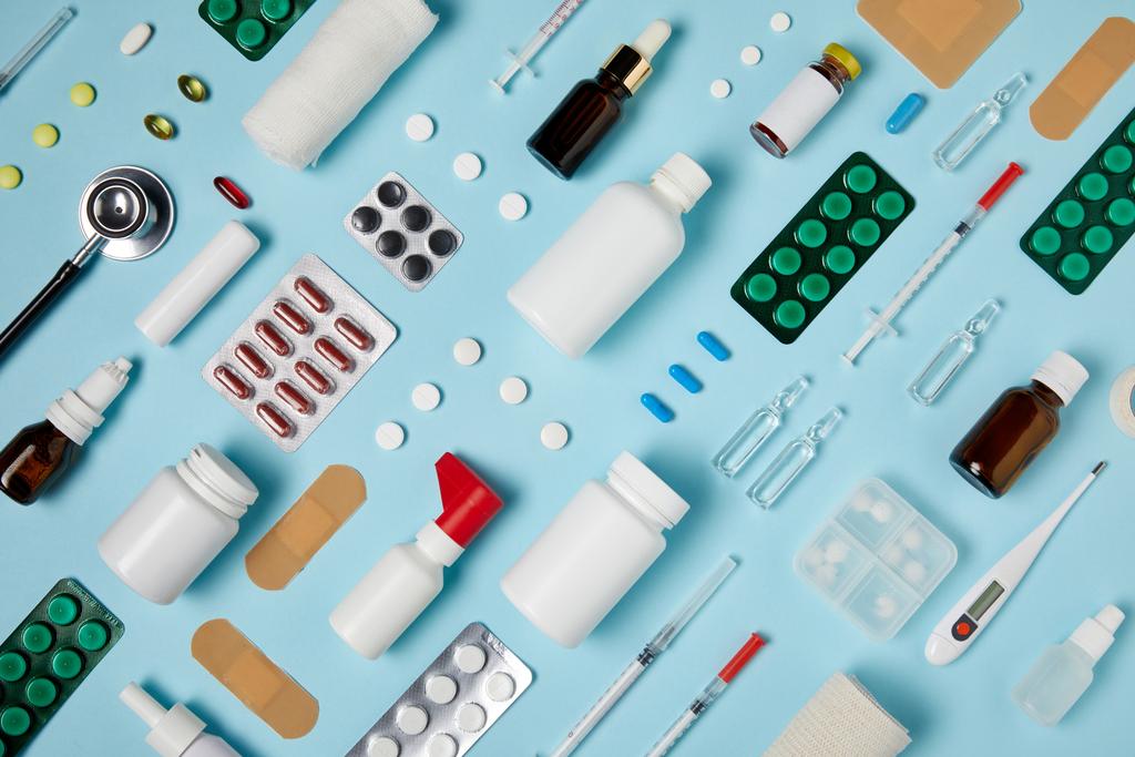 Vollbild-Aufnahme verschiedener medizinischer Hilfsmittel auf blauer Oberfläche - Foto, Bild