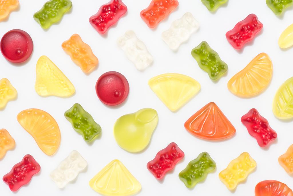 вид зверху барвисті різні жувальні цукерки ізольовані на білому
 - Фото, зображення