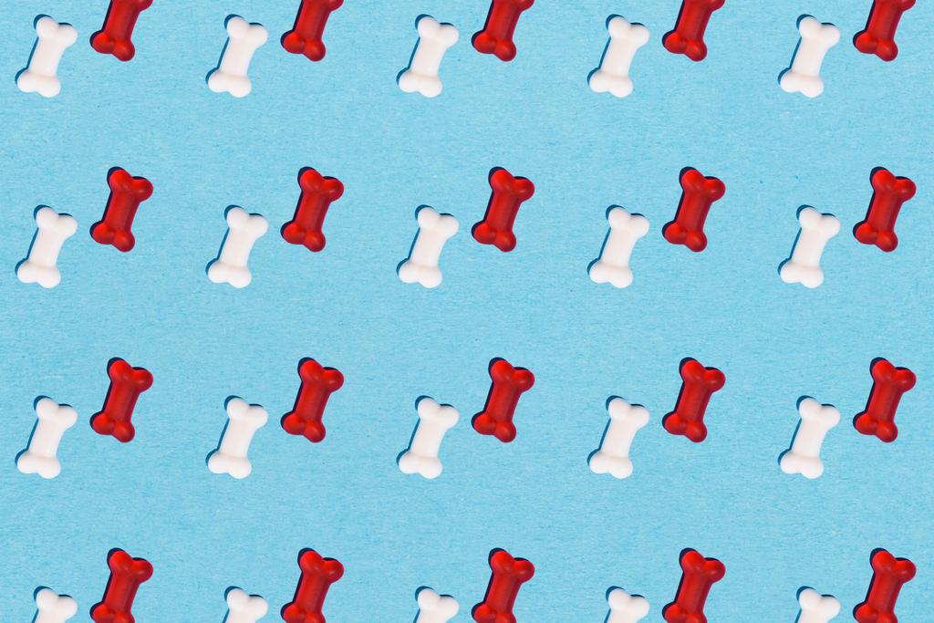 vista superior de doces de goma em forma de padrão de ossos em azul
 - Foto, Imagem