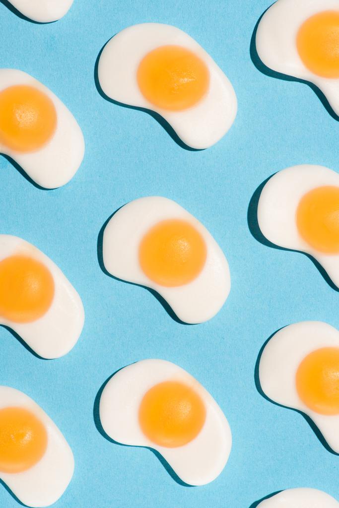 κάτοψη του γλυκό gummy καραμέλες σε σχήμα τηγανητά αυγά με μπλε - Φωτογραφία, εικόνα