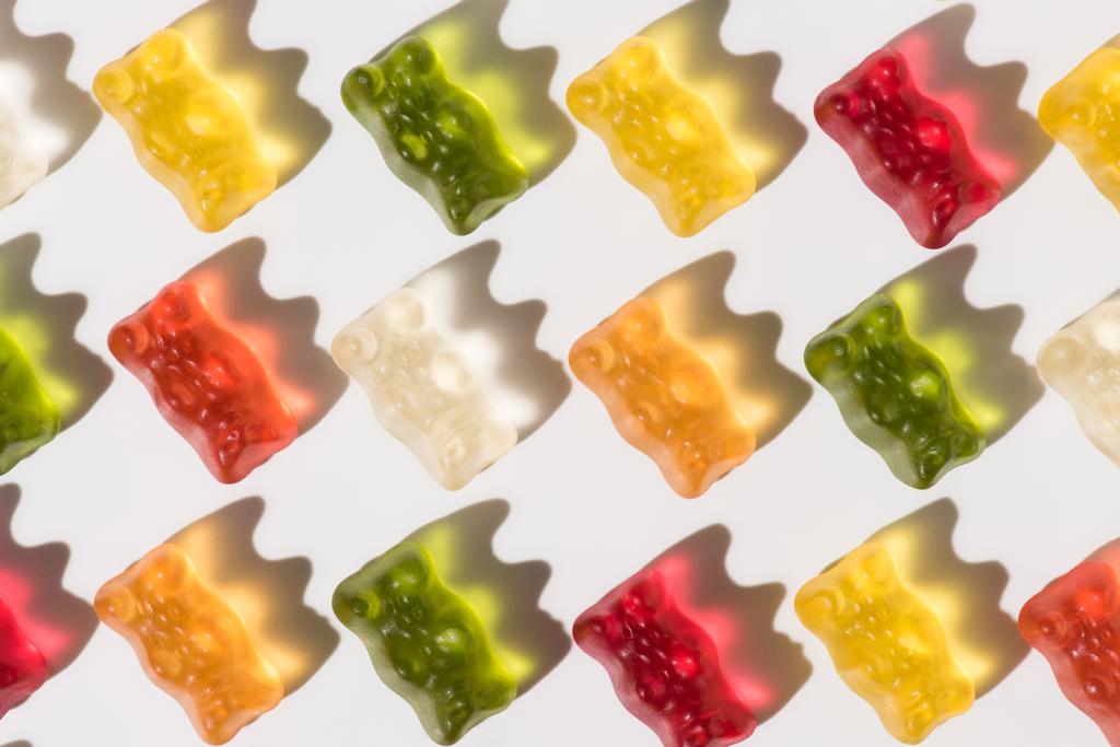 πλήρους καρέ πυροβολισμό πολύχρωμο gummy αρκούδες μοτίβο σε λευκό - Φωτογραφία, εικόνα