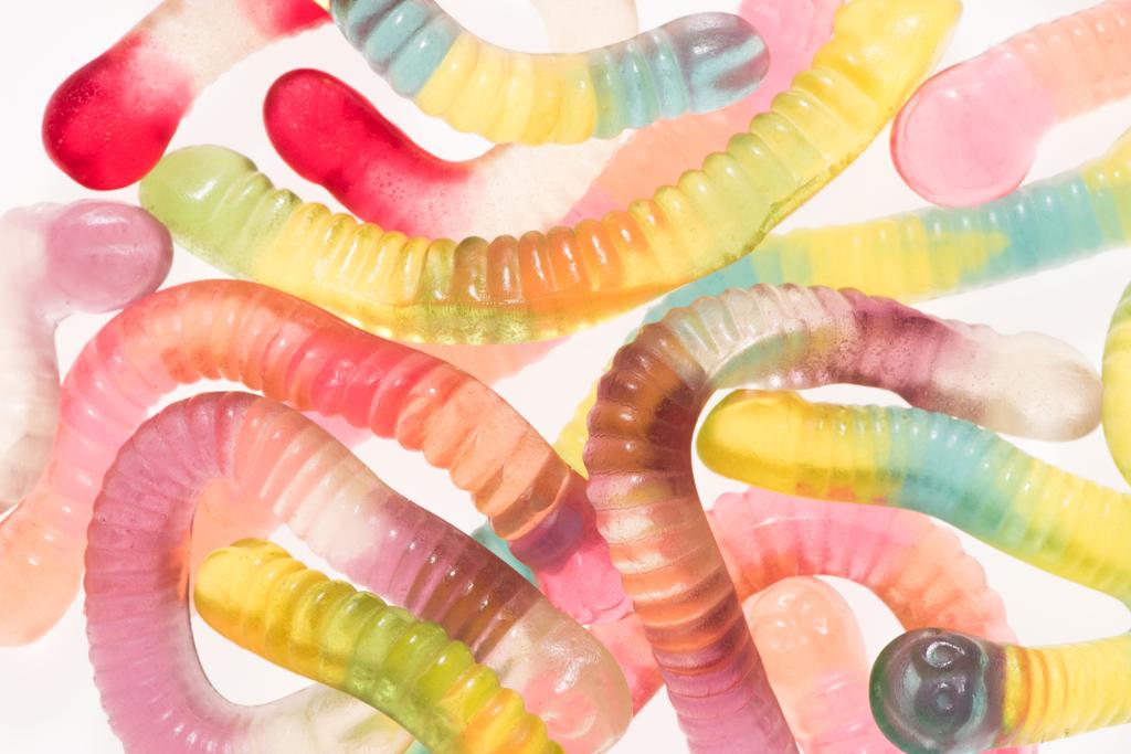 volledige frame shot van kleurrijke gummy wormen geïsoleerd op wit - Foto, afbeelding
