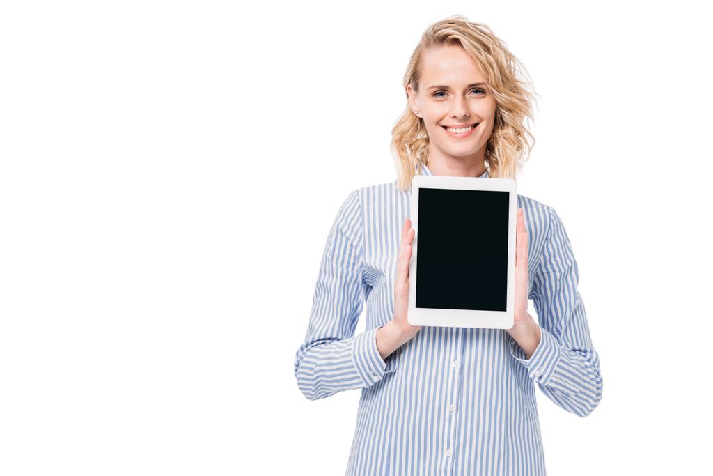 uśmiechający się atrakcyjna kobieta wyświetlone tablet z pustego ekranu na białym tle - Zdjęcie, obraz