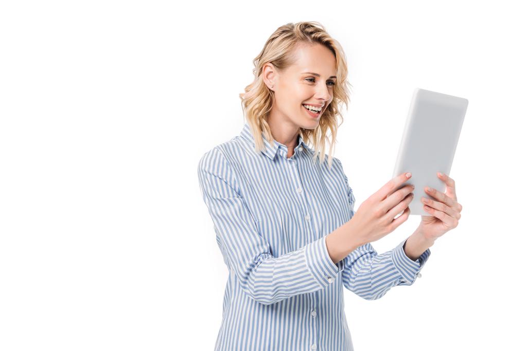 hymyilevä houkutteleva nainen katselee tabletti eristetty valkoinen
 - Valokuva, kuva