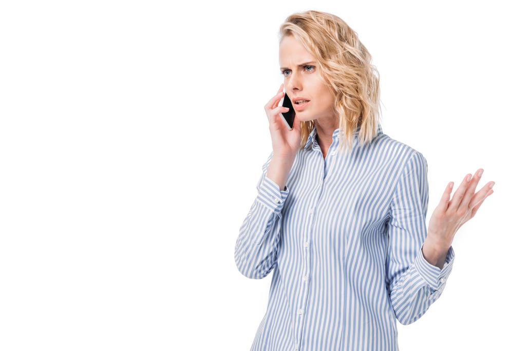 сердита жінка розмовляє по смартфону ізольовано на білому
 - Фото, зображення