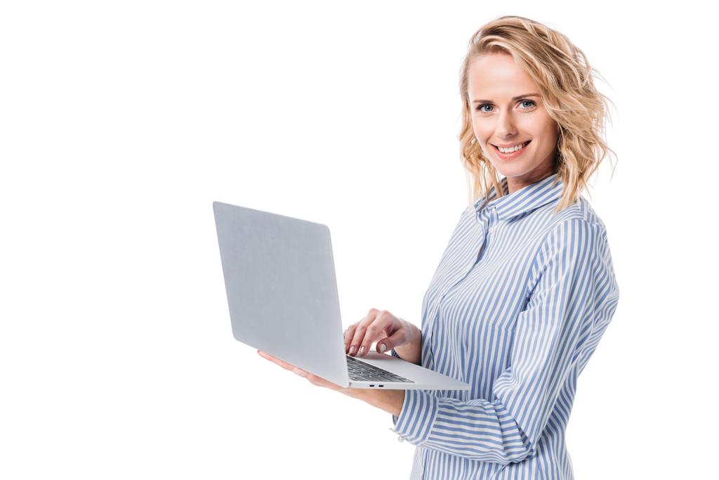 attrayant femme tenant ordinateur portable isolé sur blanc
 - Photo, image