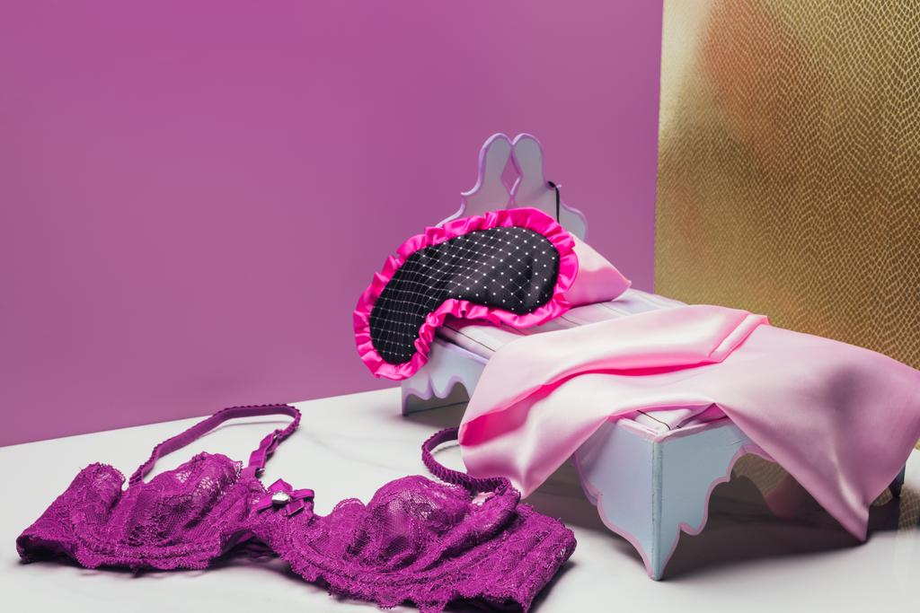 lit de jouet avec soutien-gorge taille réelle et masque de couchage dans la chambre miniature
 - Photo, image