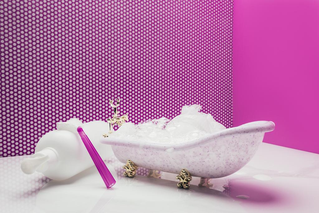 ванна с шампунем реального размера и бритвой в миниатюрной комнате
 - Фото, изображение