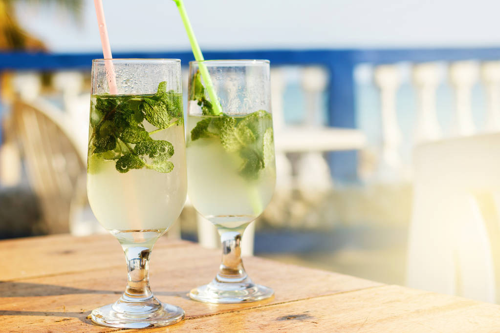Два бокала коктейля Мохито в пляжном баре
 - Фото, изображение