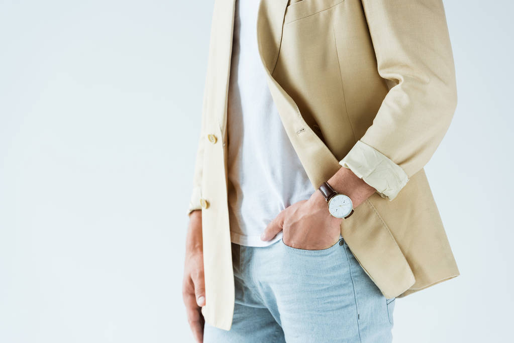 Περικοπεί άποψη του το κομψό άνδρα που φοράει σακάκι και το ρολόι που απομονώνονται σε λευκό φόντο - Φωτογραφία, εικόνα
