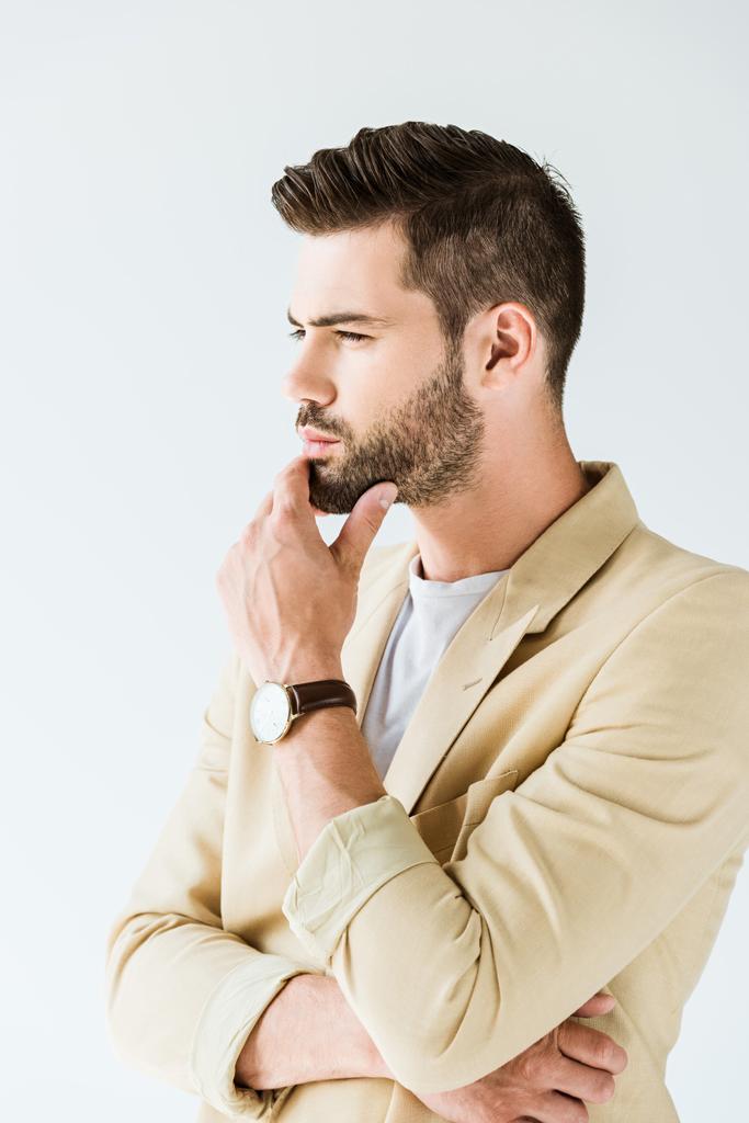 Hombre confiado de moda pensando con la mano cerca de la cara aislada sobre fondo blanco
 - Foto, Imagen