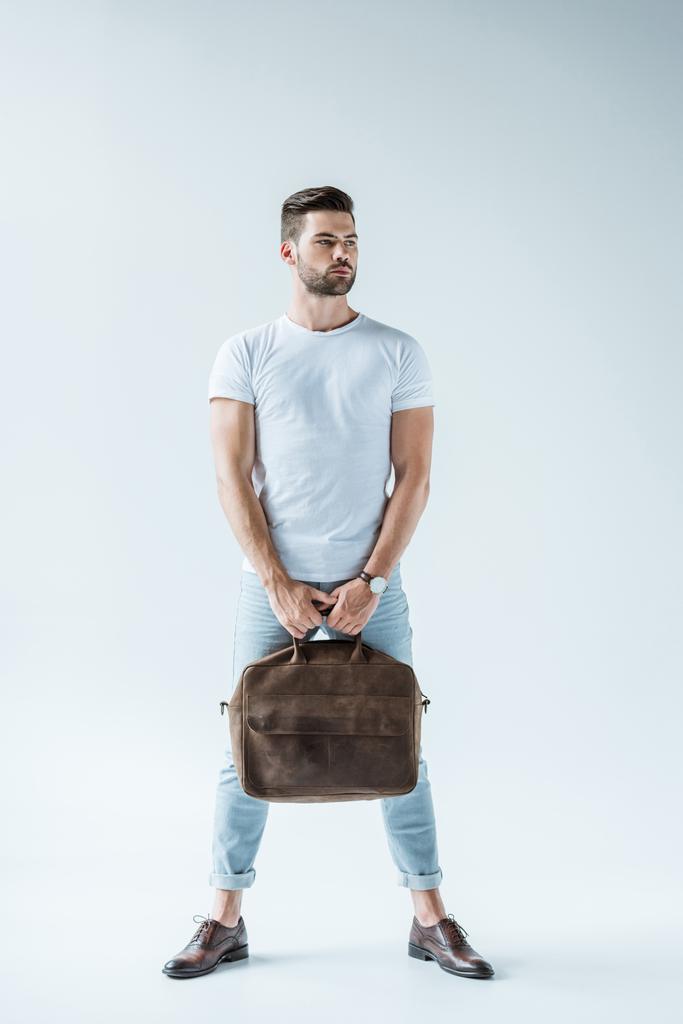 Szép szakállas férfi hordozó táska, fehér háttér - Fotó, kép