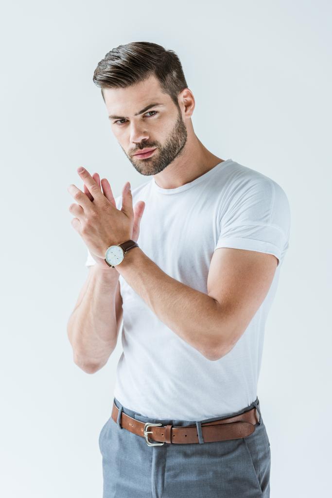 Hombre confiado de moda con palmas dobladas aisladas sobre fondo blanco
 - Foto, imagen