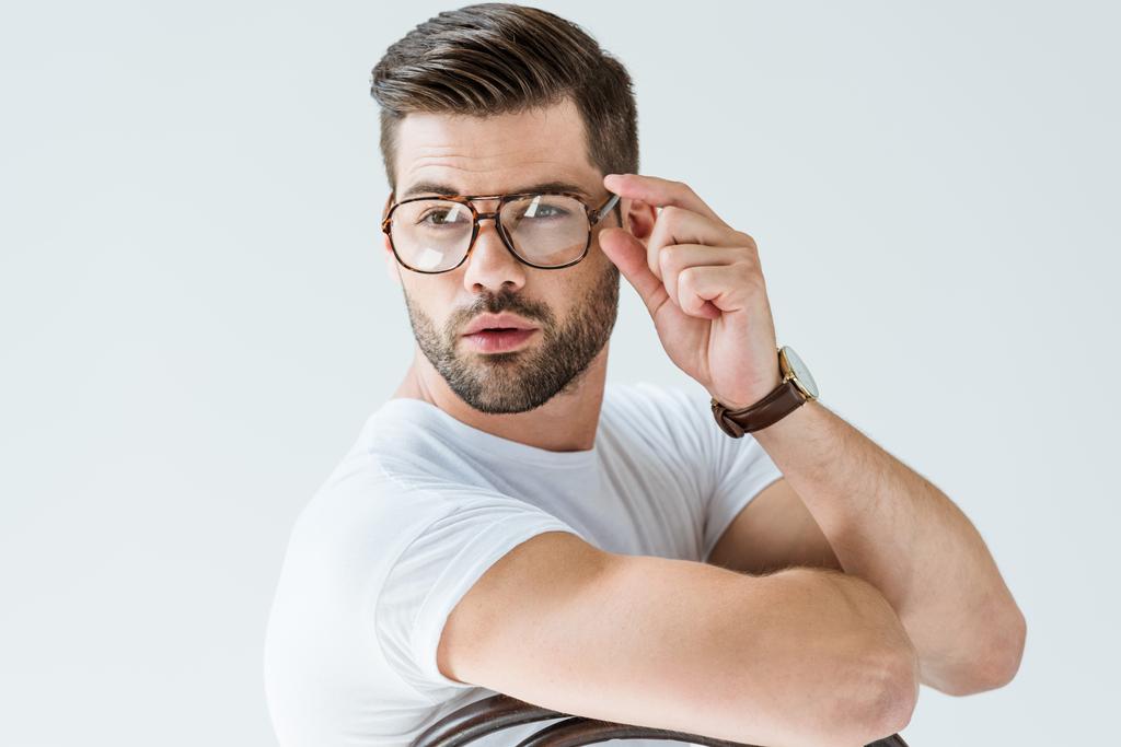 Beyaz arka plan üzerinde izole gözlüğünü tamir moda kendine güvenen adam - Fotoğraf, Görsel