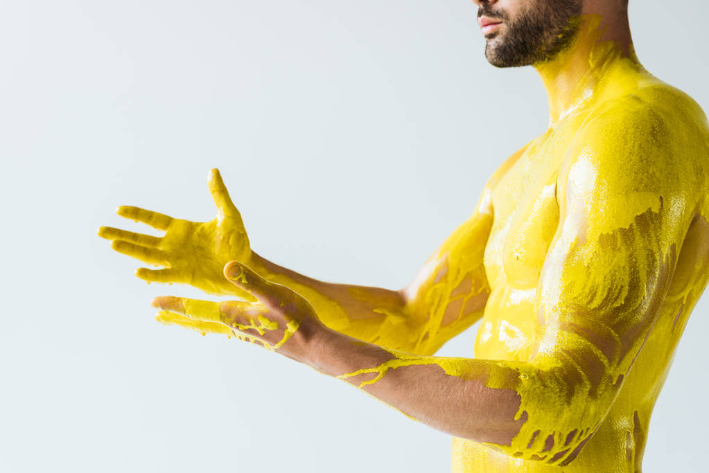 Bello uomo barbuto macchiato di liquido giallo isolato su sfondo bianco
 - Foto, immagini
