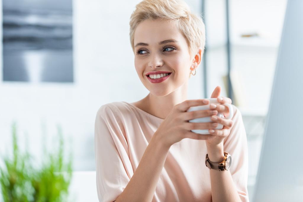 портрет жінки, що тримає чашку кави і дивиться вбік
  - Фото, зображення