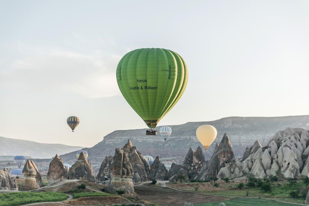 Kapadocja, Turcja - 09 maja 2018 r.: balony latające nad piękne formacje skalne w goreme park narodowy, Kapadocja, Turcja          - Zdjęcie, obraz