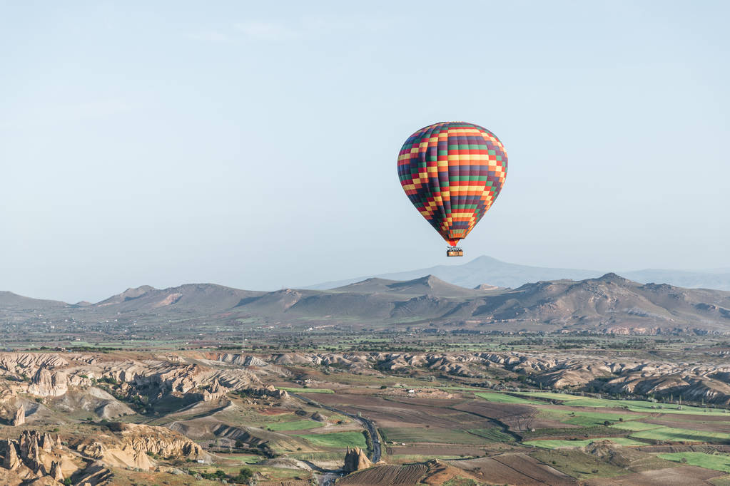 Πολύχρωμο αερόστατο που πετά πάνω από το goreme national park, Καππαδοκία, Τουρκία - Φωτογραφία, εικόνα
