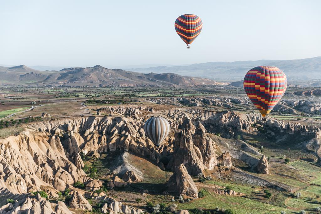 повітряні кулі, що літають над величним національним парком Гореме, Каппадокія, Туреччина
 - Фото, зображення