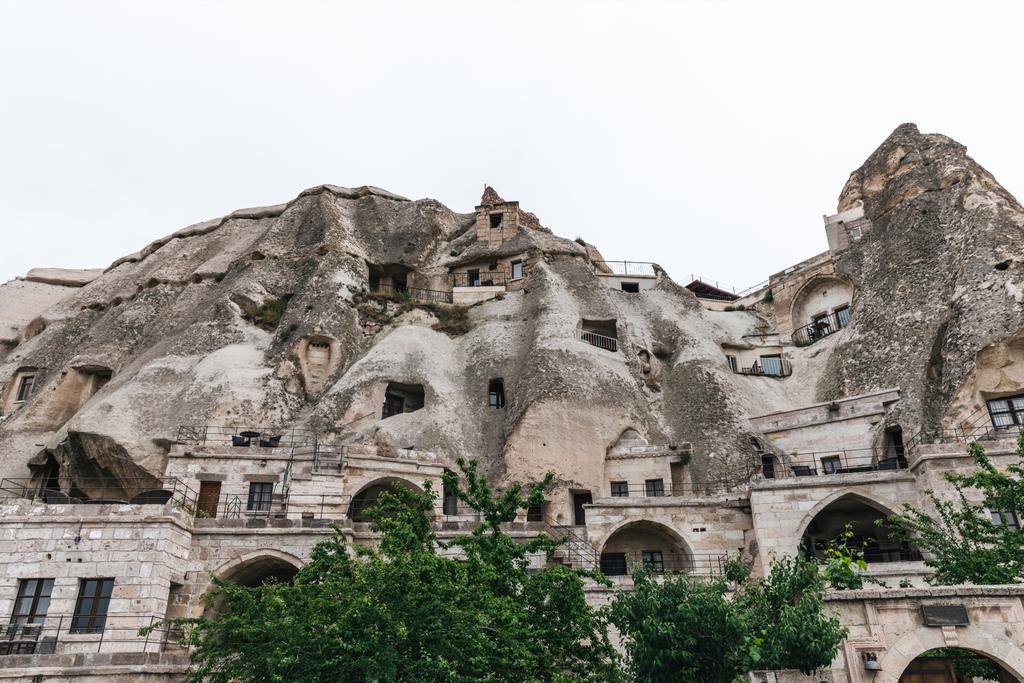 niski kąt widzenia piękne formacje skalne i budynków w regionie Kapadocja, Turcja - Zdjęcie, obraz