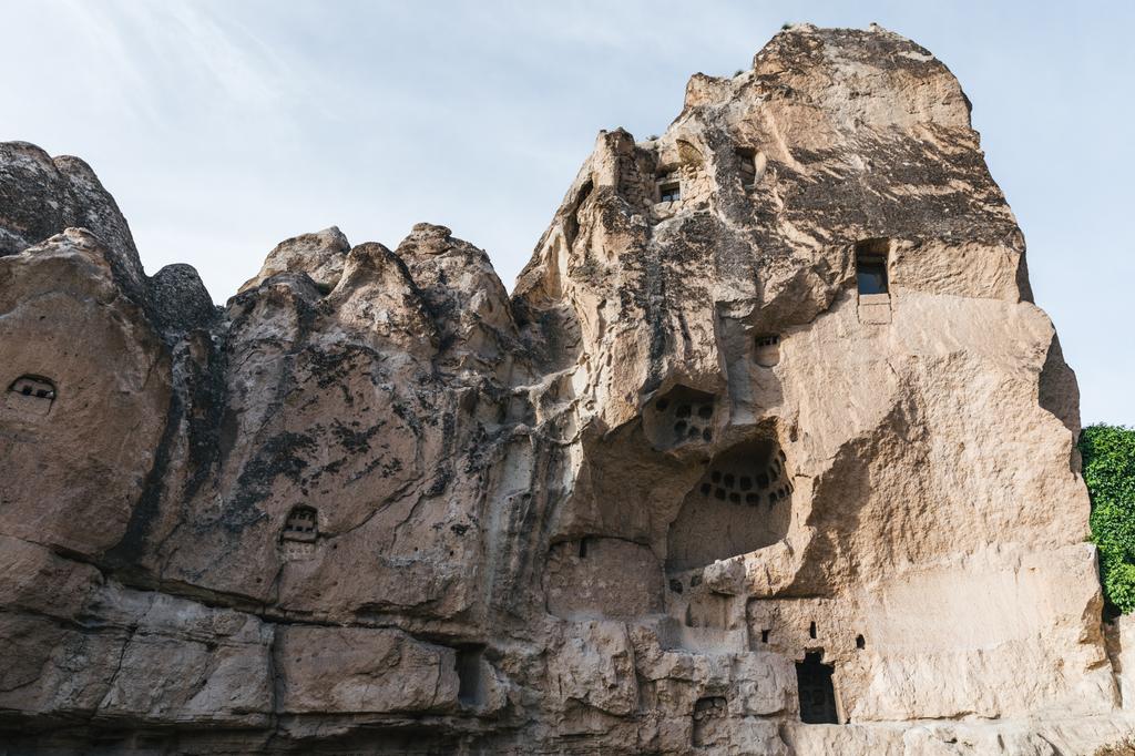 vista en ángulo bajo de hermosas rocas con cuevas en el parque nacional de goreme, capadocia, pavo
 - Foto, Imagen