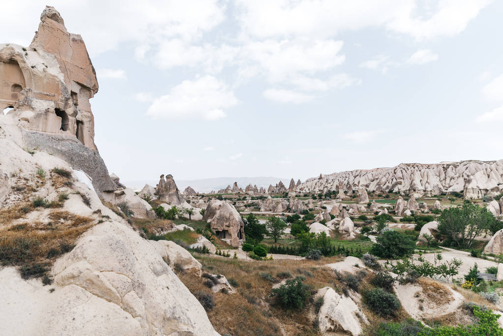 μαγευτική θέα του διάσημου ροκ σχηματισμών και σπηλιών σε Καππαδοκία, Τουρκία   - Φωτογραφία, εικόνα
