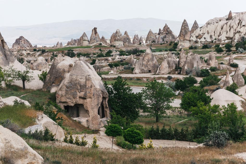 malerische ruhige Aussicht auf berühmte Felsformationen und Höhlen in Kappadokien, Türkei  - Foto, Bild