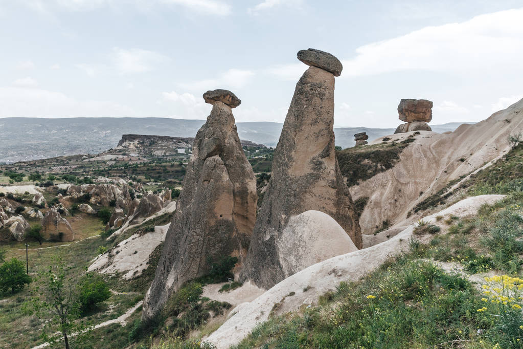 paysage majestueux avec des formations rocheuses bizarres érodées dans la célèbre cappadoce, dinde
    - Photo, image