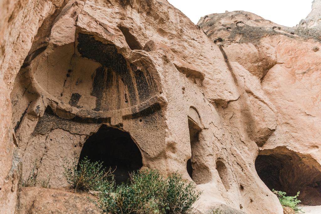 düşük açılı görünümü doğal mağaralar, kumtaşı, ünlü Kapadokya, Türkiye  - Fotoğraf, Görsel