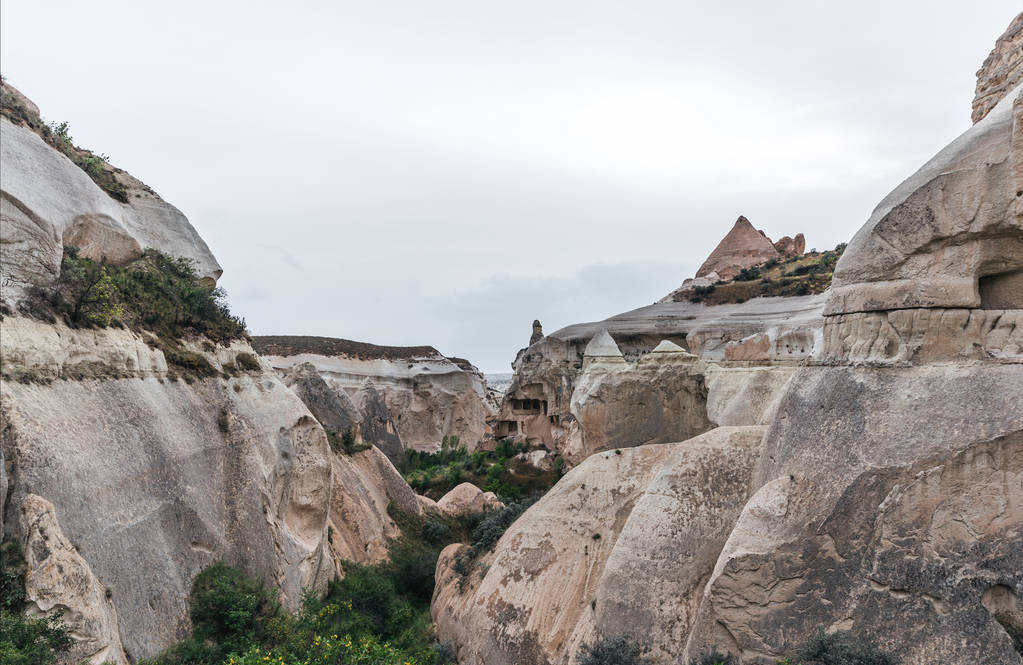 majestueuze uitzicht op bizarre rotsformaties in Cappadocië, Turkije - Foto, afbeelding