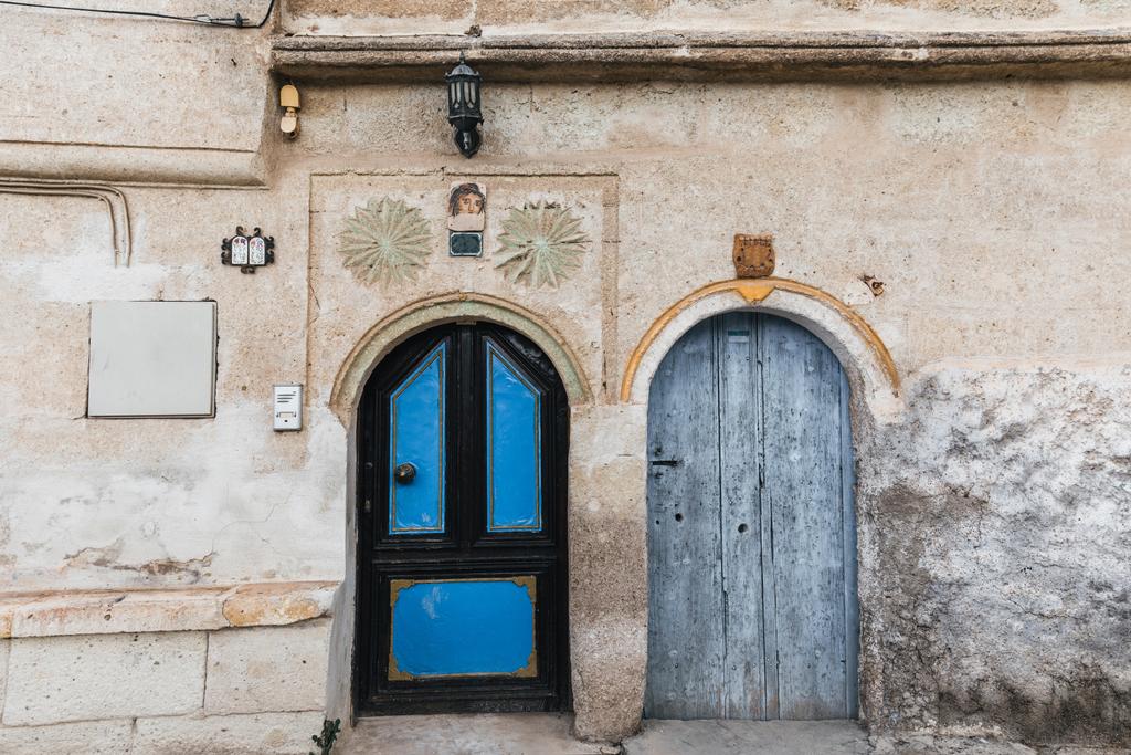 twee houten deuren in traditionele oude gebouw, Cappadocië, Turkije - Foto, afbeelding