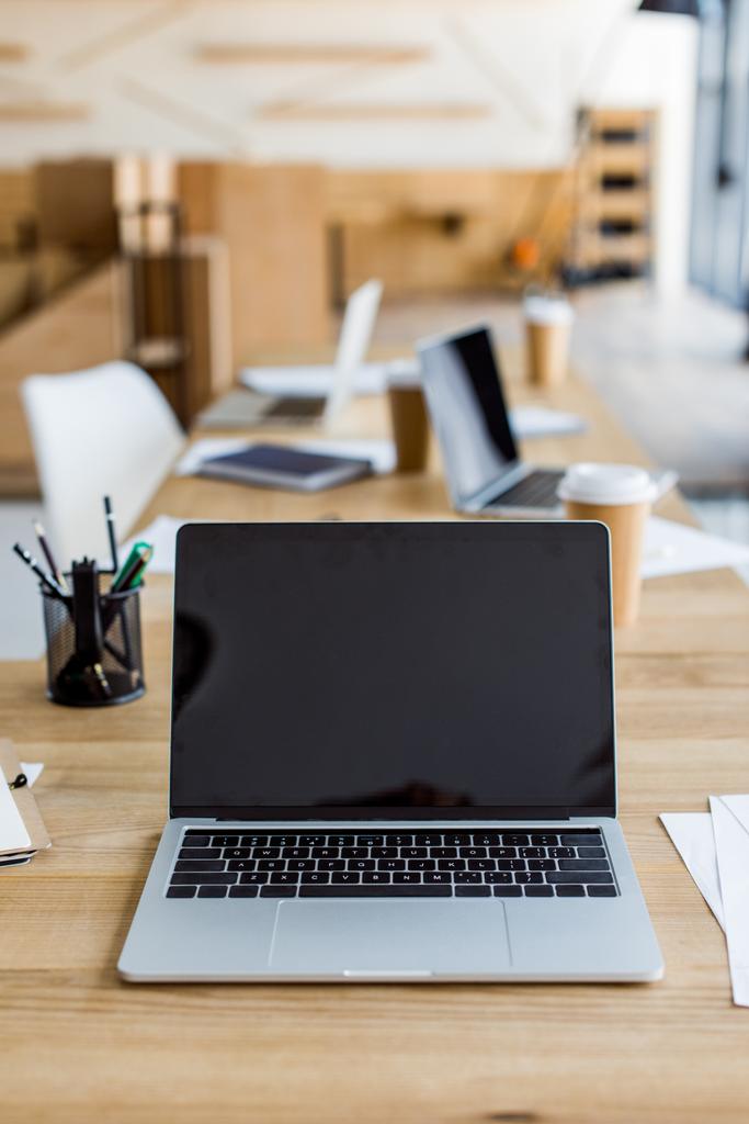 ноутбук с чистым экраном на столе в офисе
 - Фото, изображение