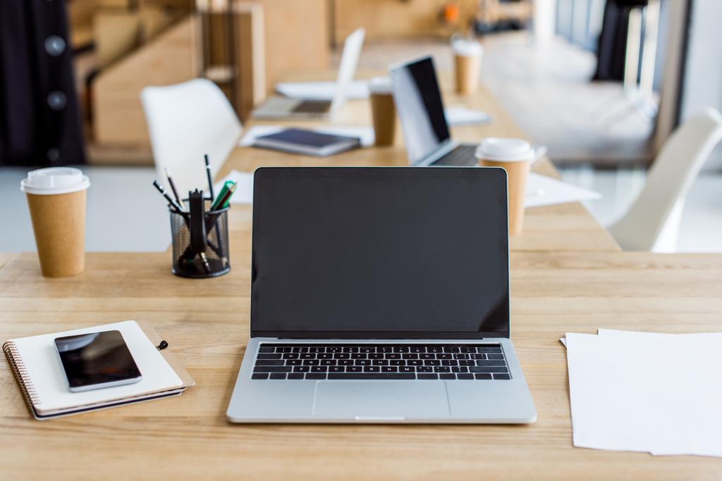 laptopów i smartfonów na stołach w biurze firmy - Zdjęcie, obraz