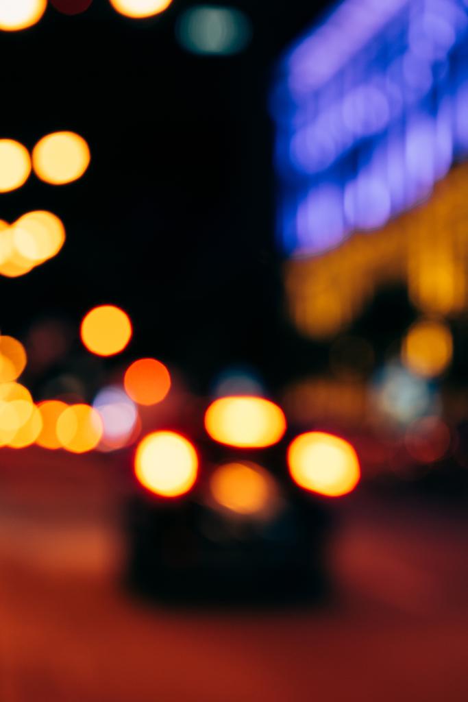 Close-up van kleurrijke bokeh nacht stadslichten op donkere achtergrond - Foto, afbeelding