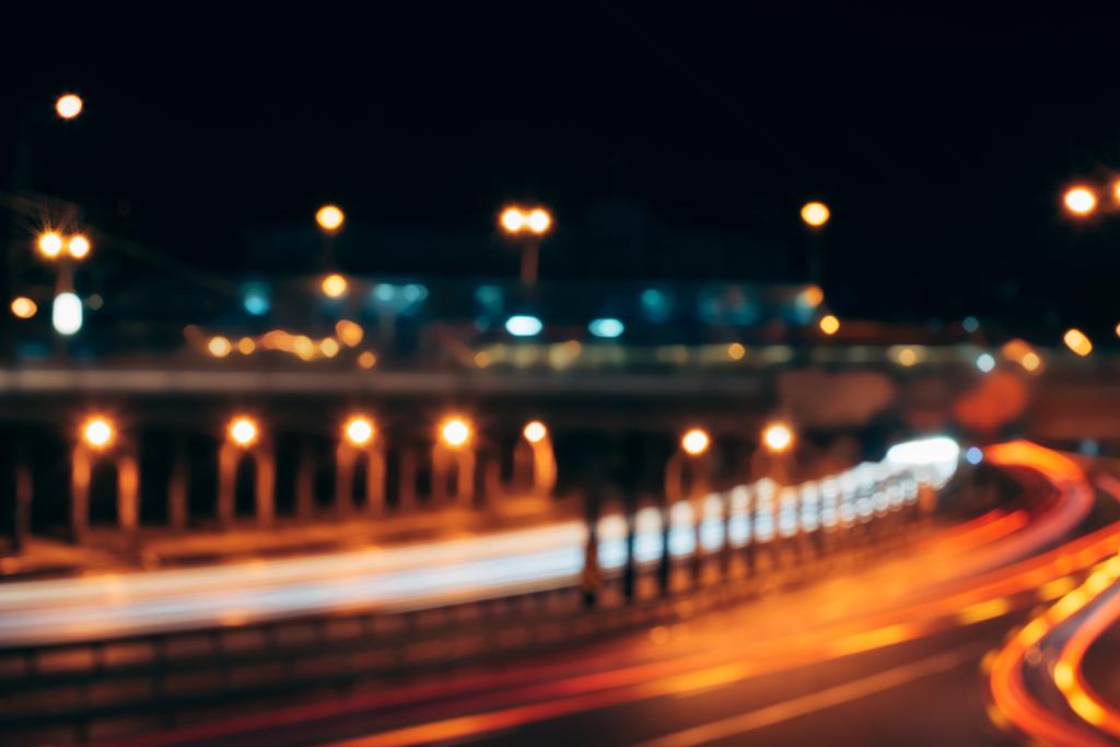 θολή άποψη από δρόμο της πόλης το βράδυ και τα φώτα της πόλης - Φωτογραφία, εικόνα