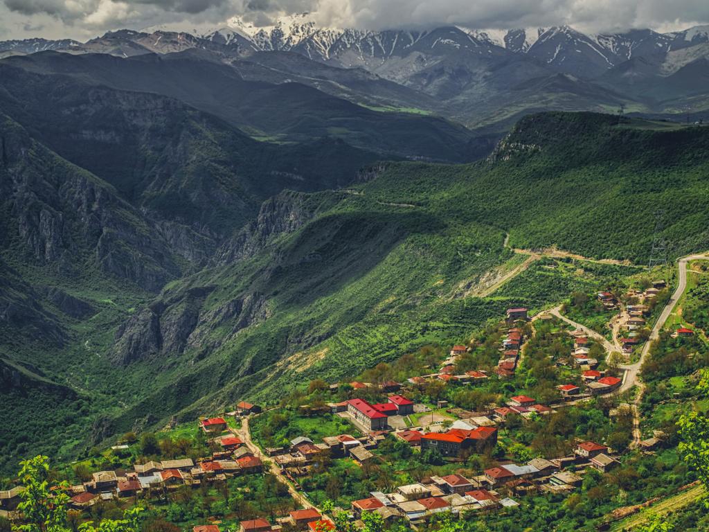 antenni näkymä kylään vuorilla pilvinen päivä, Armenia
 - Valokuva, kuva