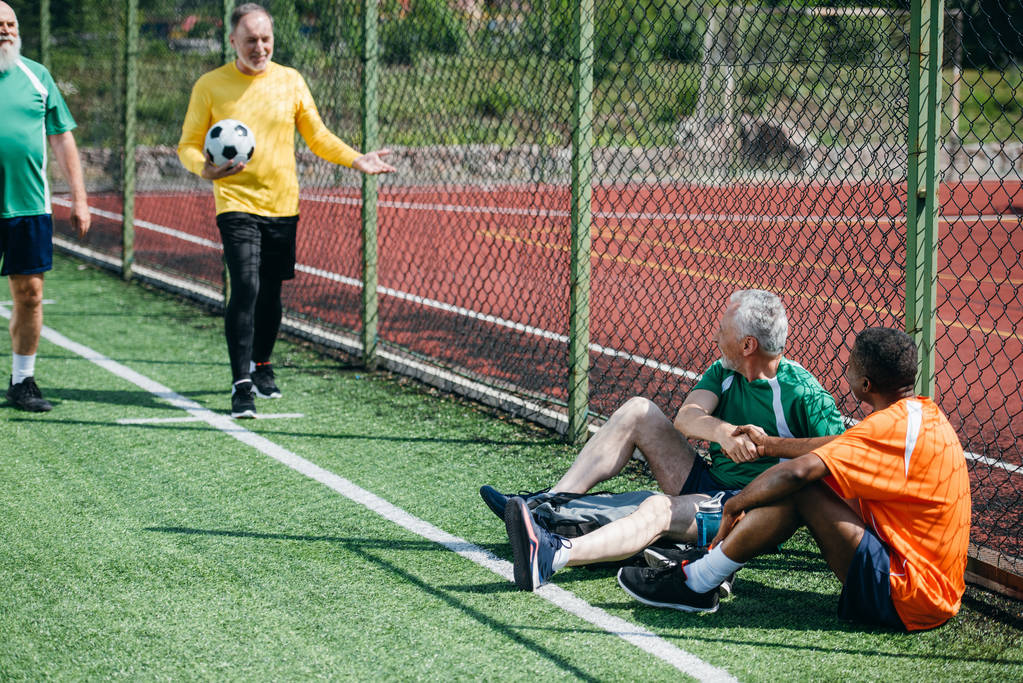 Senioren-Fußballer nach Spiel auf dem grünen Rasen - Foto, Bild