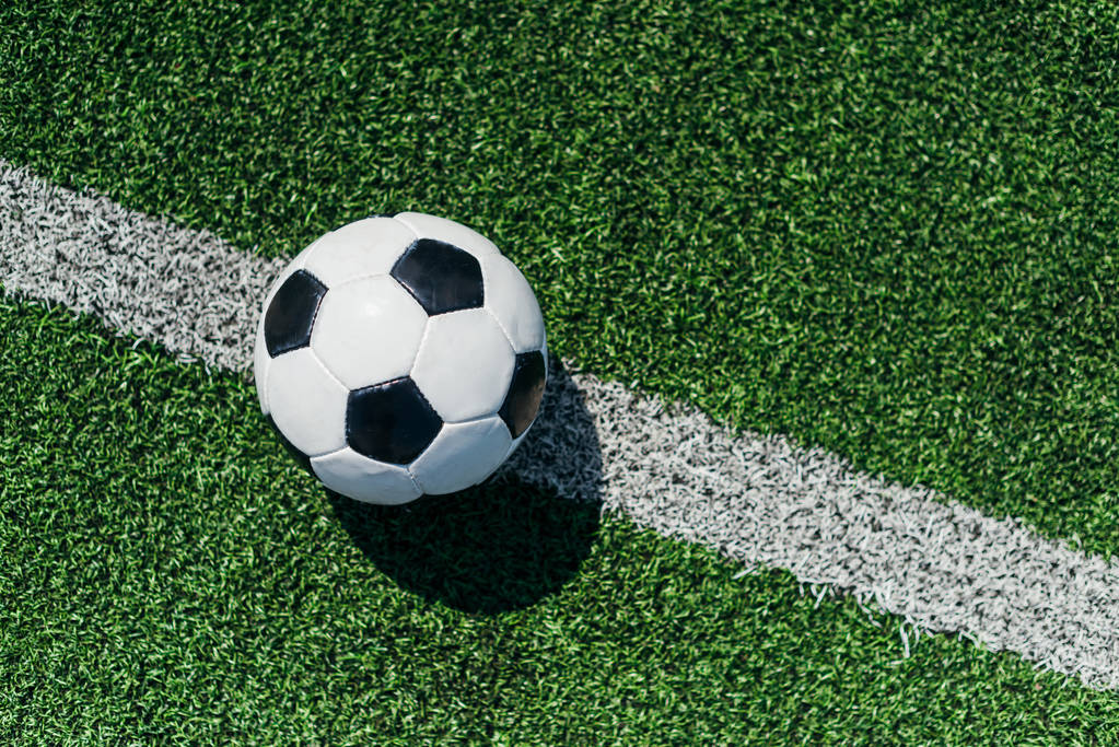 bovenaanzicht van voetbal bal op groene gras met de witte lijn - Foto, afbeelding