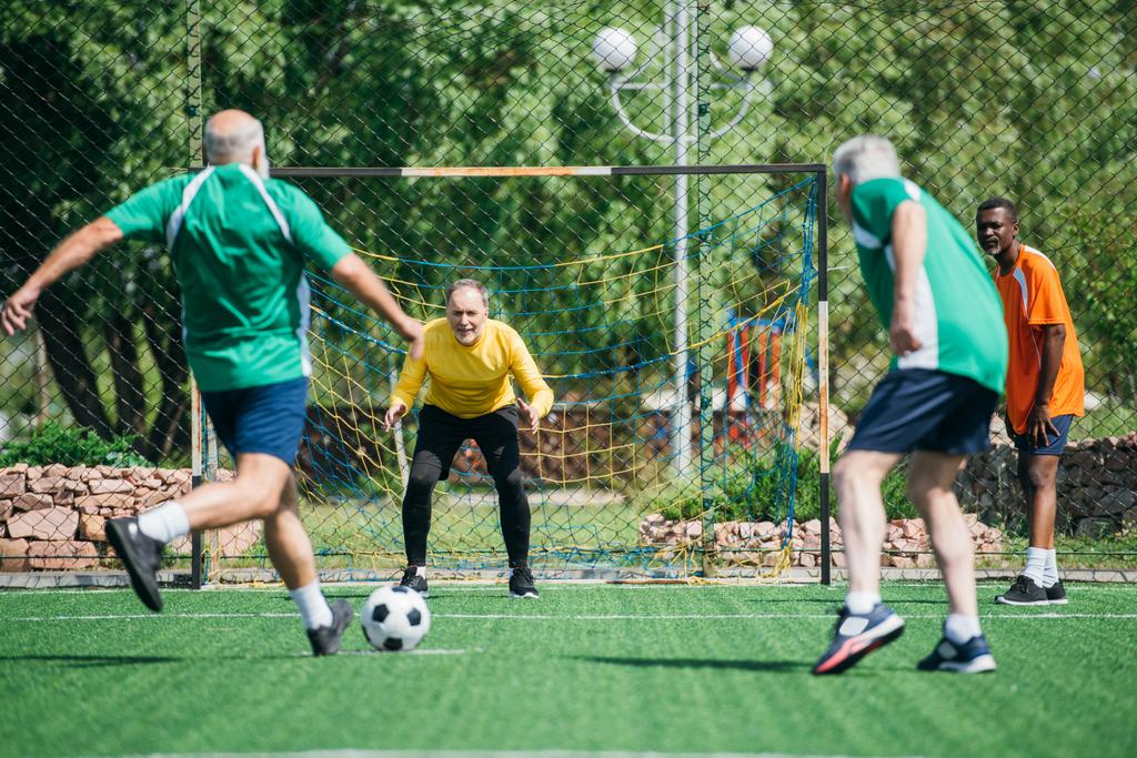 seçici odak birlikte futbol oynamaya çok kültürlü yaşlı arkadaş - Fotoğraf, Görsel