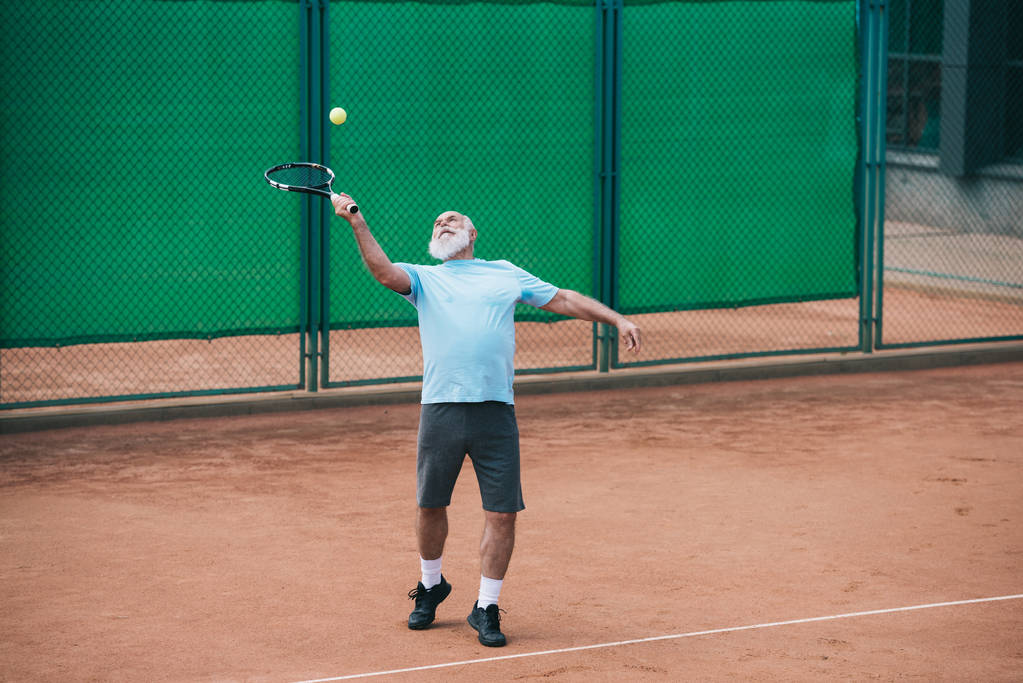 старик играет в теннис на корте в летний день
 - Фото, изображение