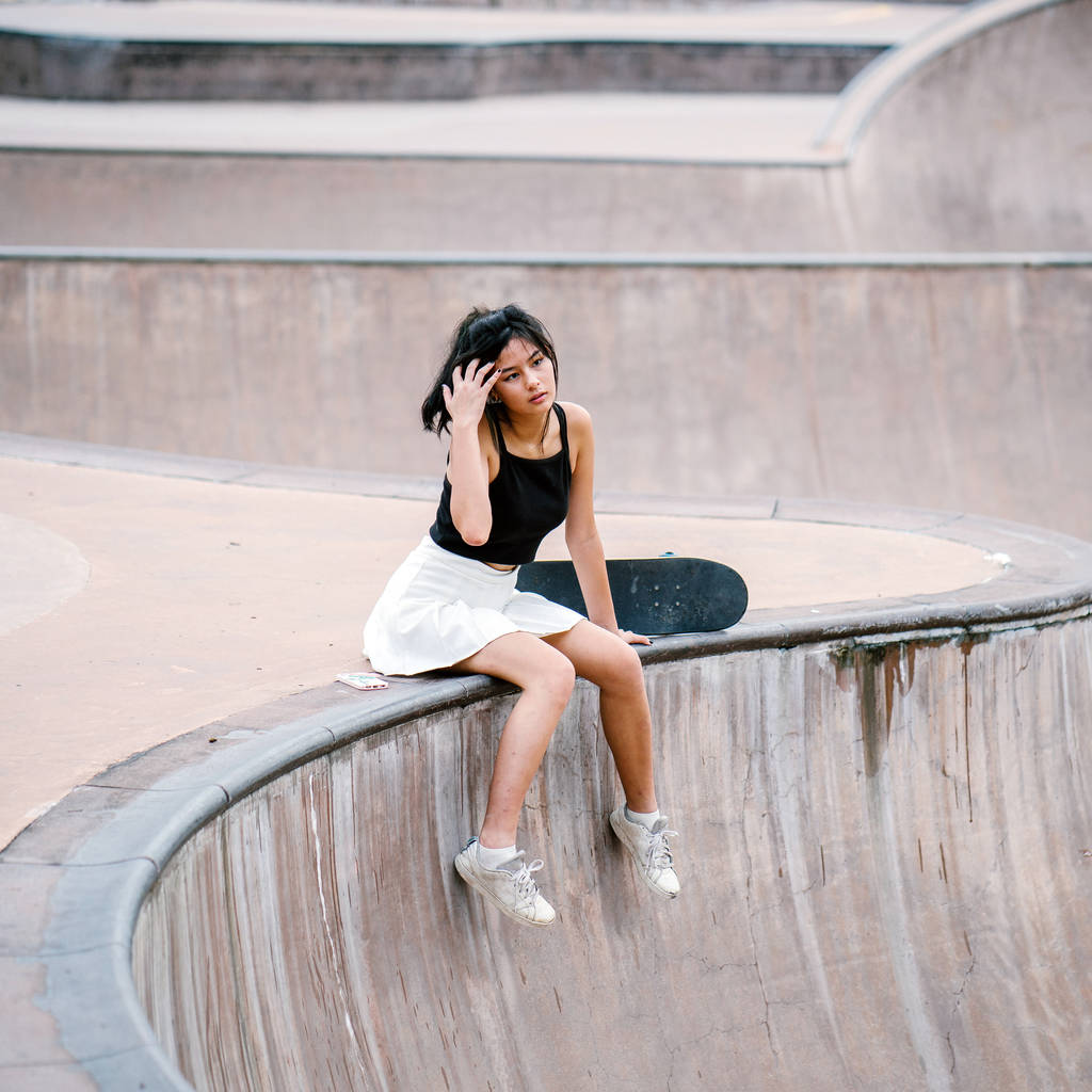 Cep telefonu ve paten skatepark Asyalı Çinli Kız portresi - Fotoğraf, Görsel