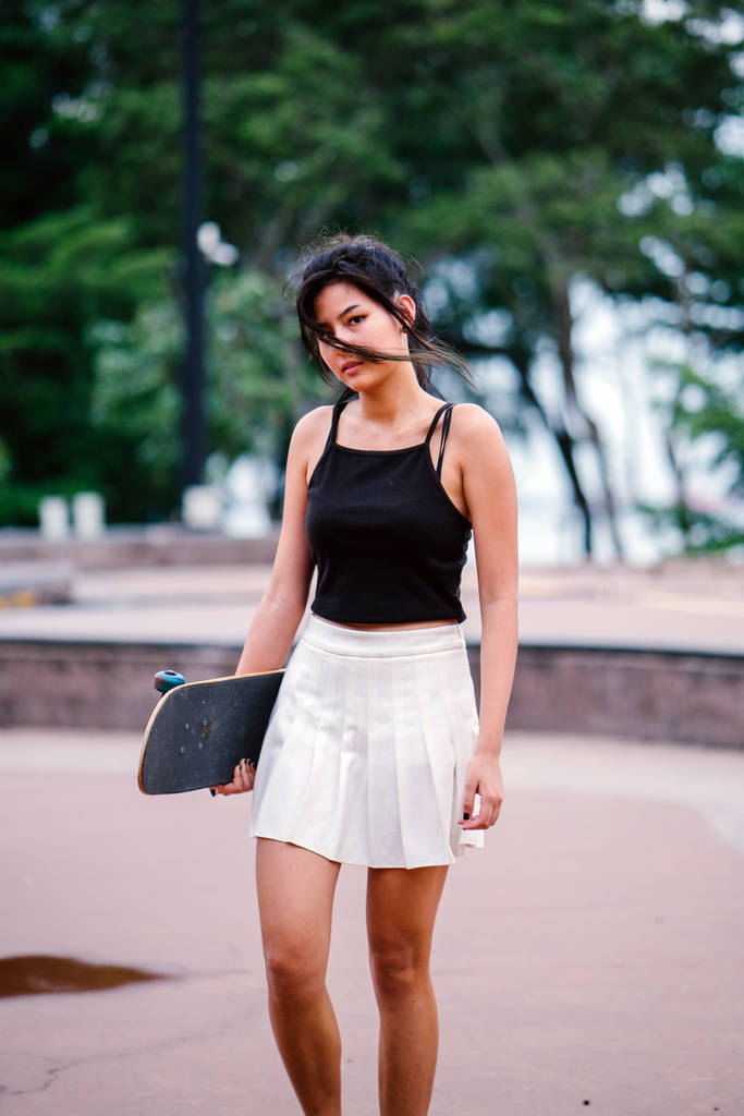 Portrait de fille chinoise asiatique avec skate dans skatepark
 - Photo, image
