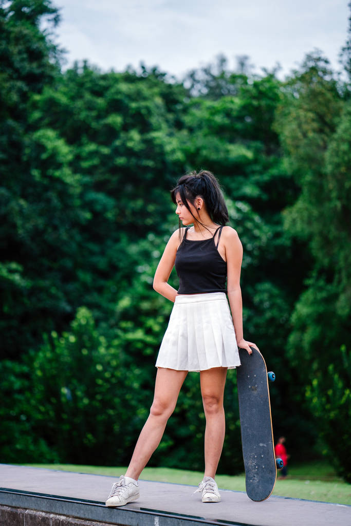 Πορτρέτο της Ασίας κινεζική κορίτσι με skate στο skatepark - Φωτογραφία, εικόνα