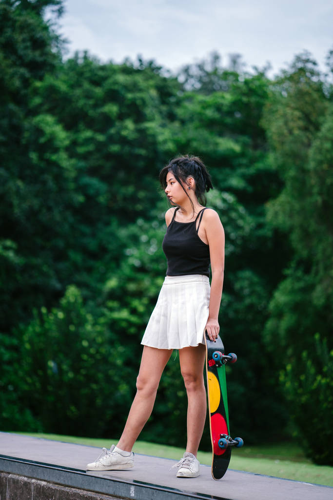 Portret azjatycki chiński dziewczyna z skate w skateparku - Zdjęcie, obraz