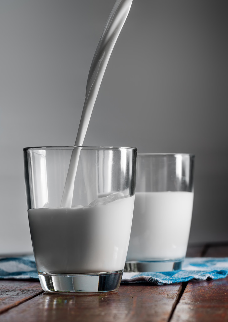 Vaso de leche de vaca sobre la mesa
 - Foto, imagen
