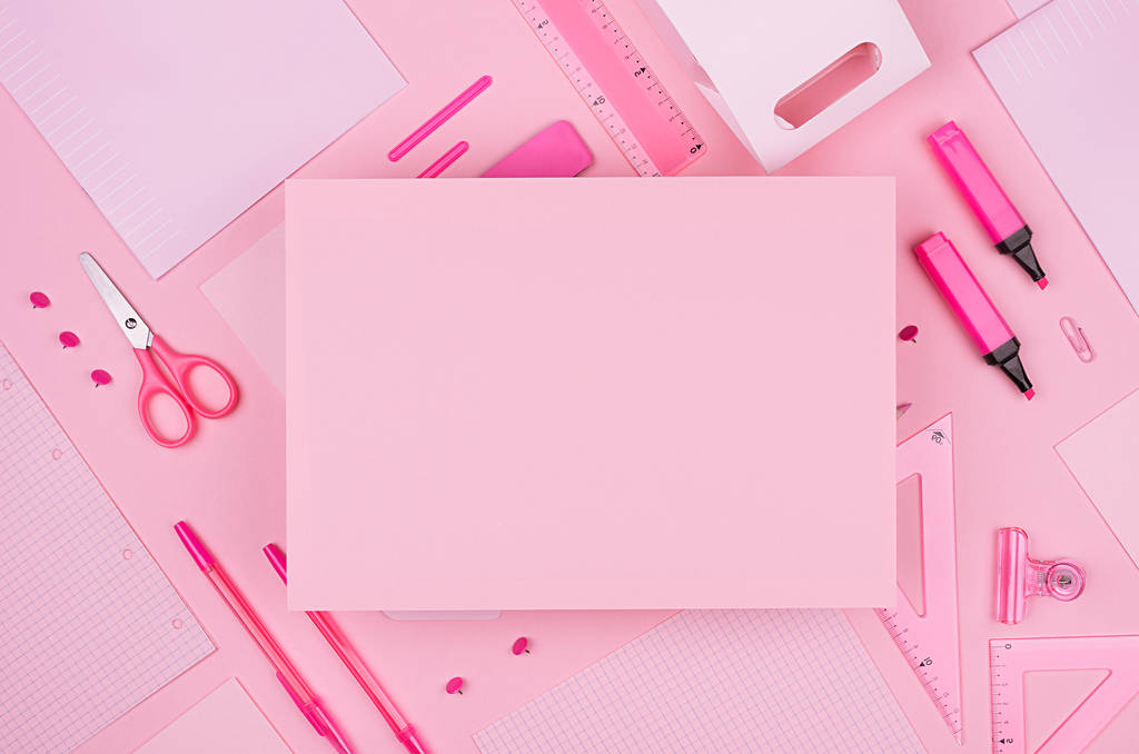 Mode stijlvolle werkplek - blanco vellen papier voor de tekst op de verzameling van het briefpapier van de office van het neon roze pastel achtergrond, bovenaanzicht, kopie ruimte. - Foto, afbeelding