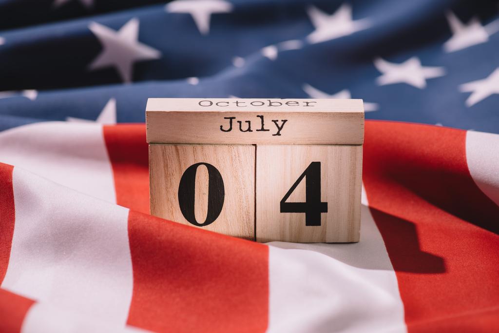 vista de perto do calendário de madeira com data de 4 de julho na bandeira americana, conceito de dia de independência das américas
 - Foto, Imagem